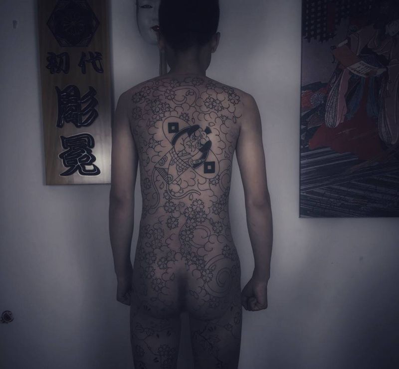 满背纹身图片_臀部背部老传统纹身图案