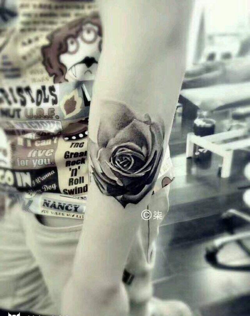 玫瑰纹身图片_手臂欧美植物成品纹身图案