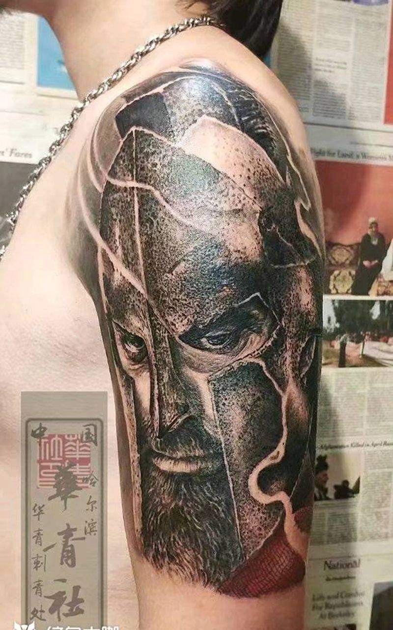 斯巴达纹身图片_肩部欧美写实纹身图案