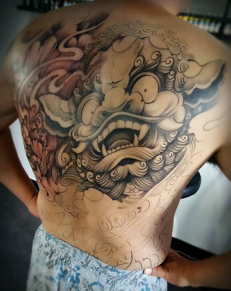 满背唐狮子纹身图片