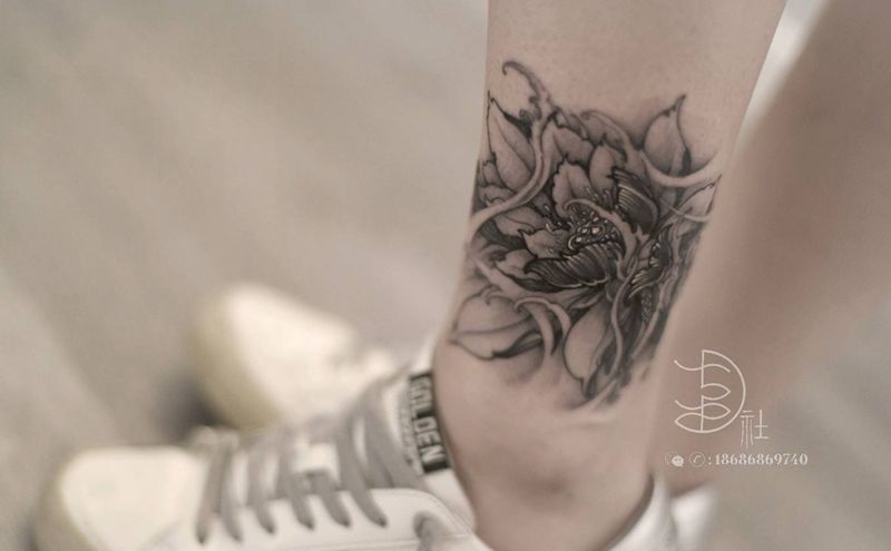 荷纹身图片_腿部新传统荷纹身图案