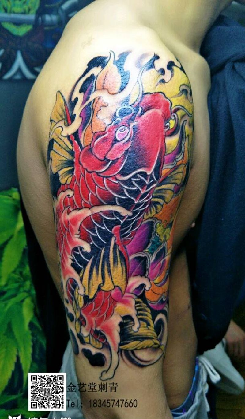彩色鲤鱼纹身图片_手臂新传统纹身图案