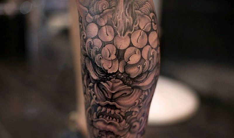 唐狮子纹身图片_腿部新传统唐狮黑灰纹身图案