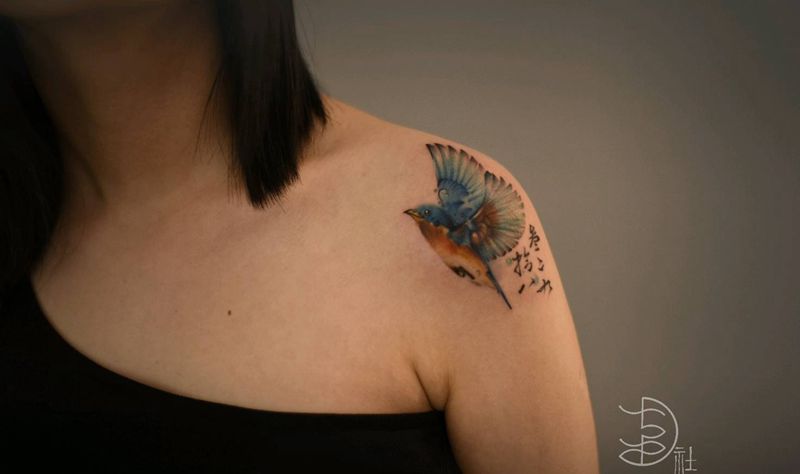 水墨类纹身图片_肩部水墨水彩鸟彩色纹身图案