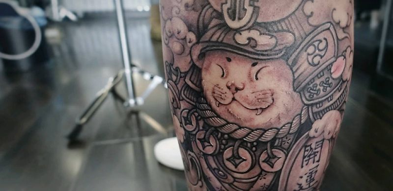 招财猫纹身图片_腿部新传统日式招财猫原创纹身图案