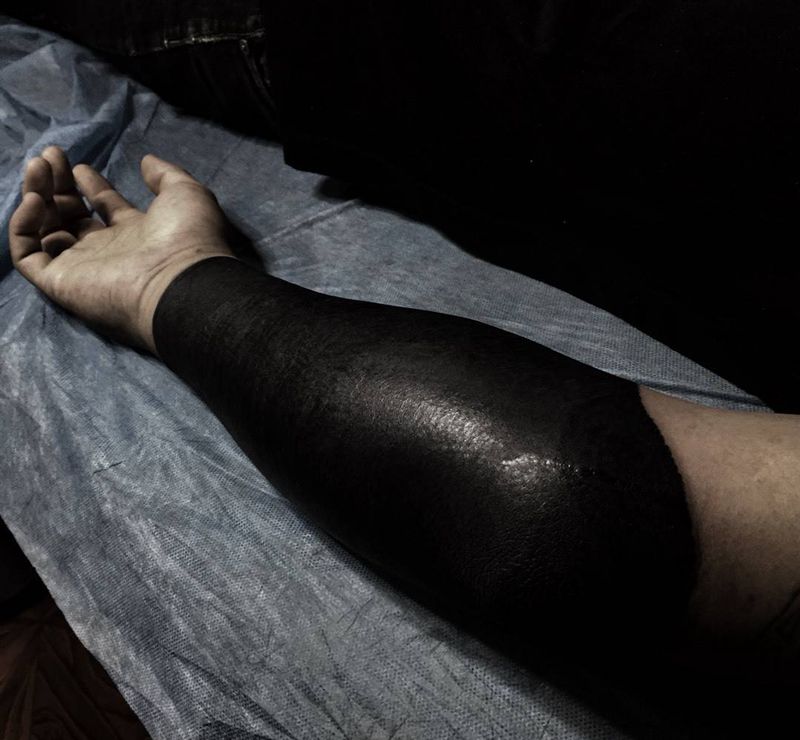 黑臂纹身图片_肩部手臂图腾黑臂纹身图案