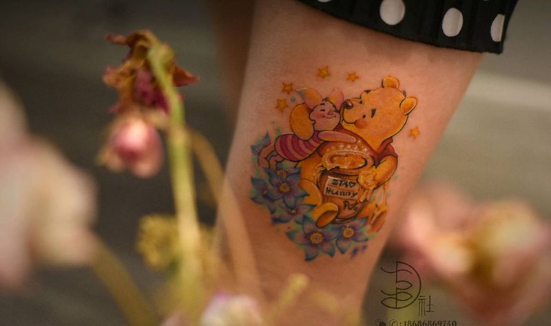 维尼纹身图片_腿部水彩水墨卡通彩色纹身图案