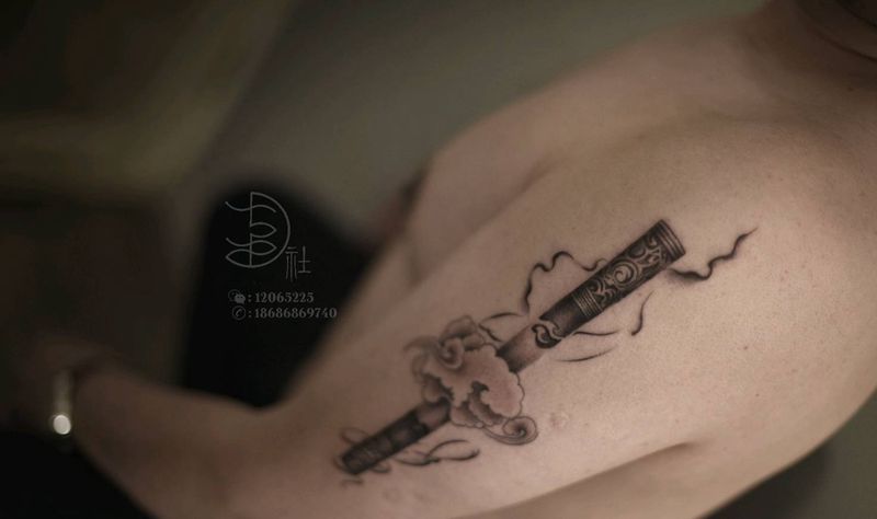 金箍棒纹身图片_手臂新传统金箍棒黑灰纹身图案