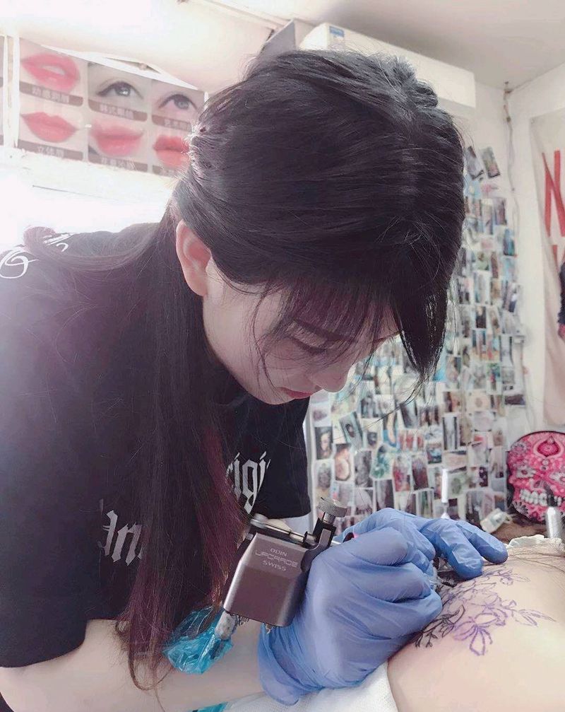 素花覆盖纹身图片_背部纹身图案