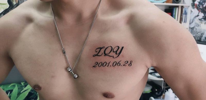 字母纹身图片_胸部纹身图案