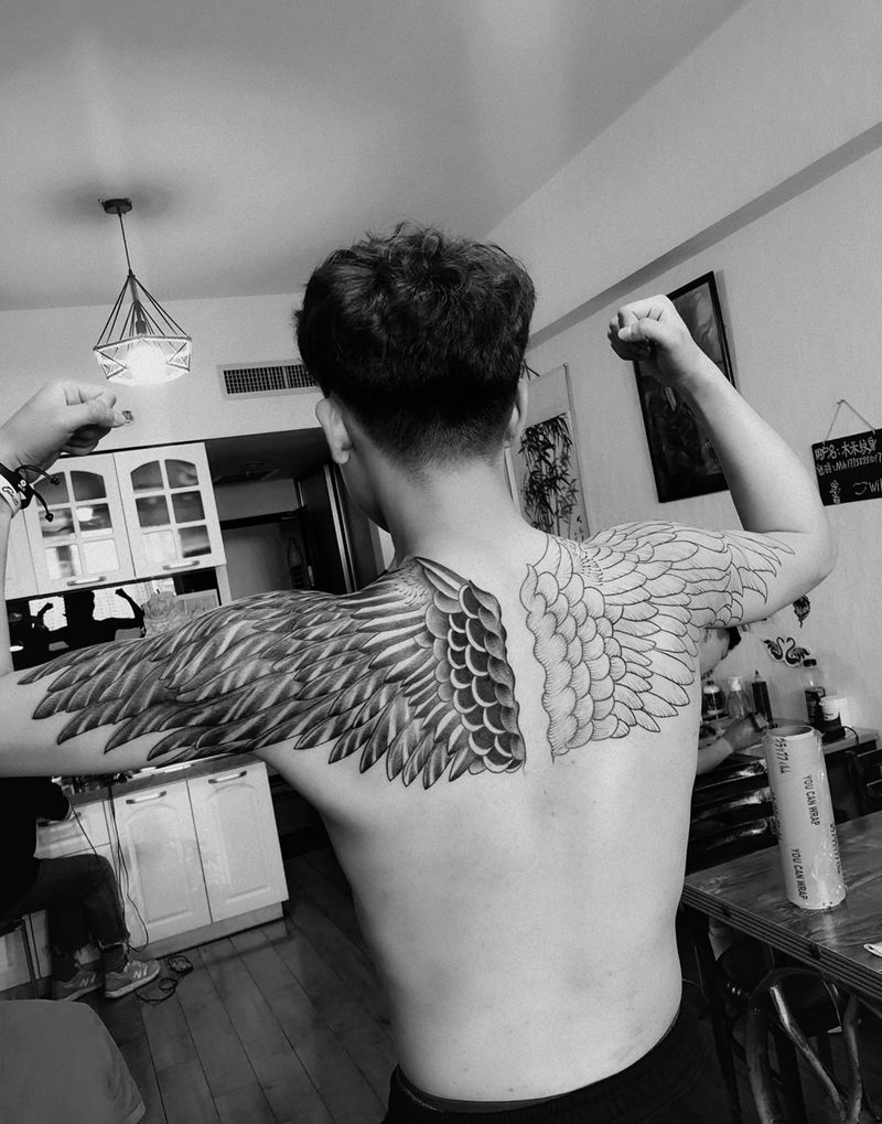 大翅膀纹身图片