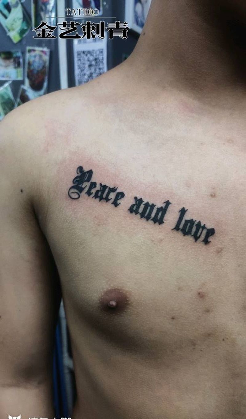 哥特字体纹身图片_胸部纹身图案