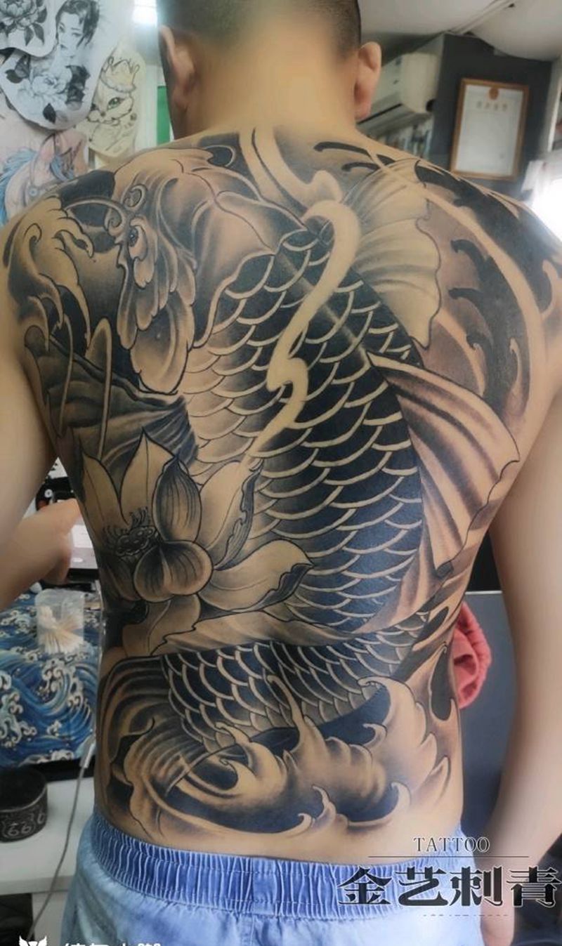满背鲤鱼纹身图片_背部新传统纹身图案