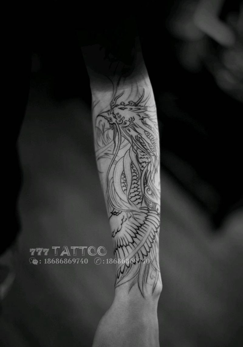 小臂凤凰纹身图片_手臂新传统凤凰黑灰包小臂纹身图案
