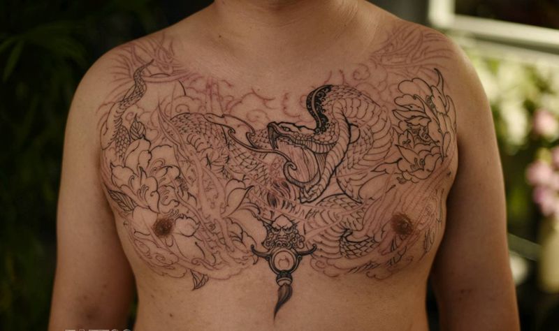 花胸纹身图片_胸部新传统蛇牡丹原创纹身图案