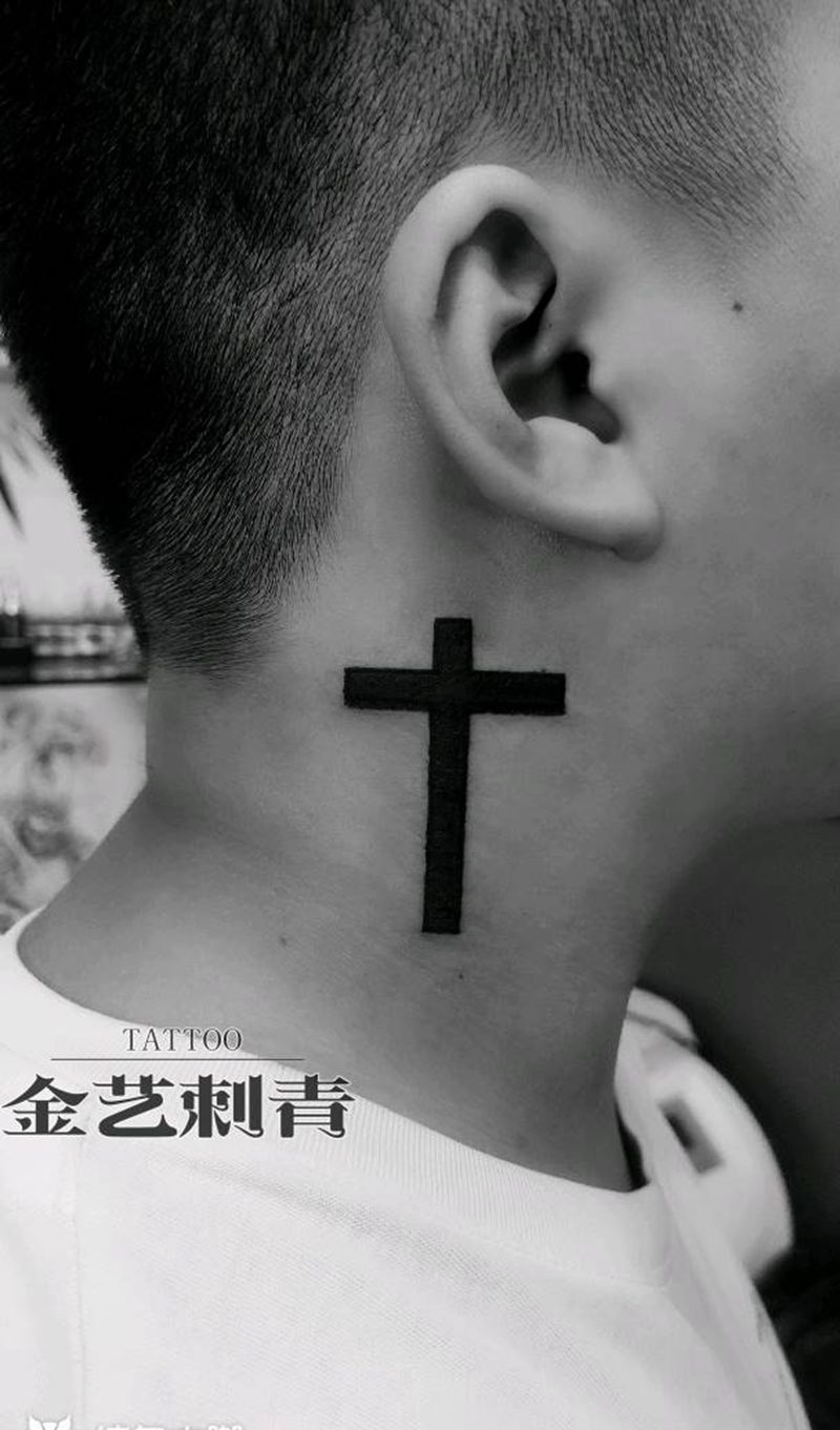 十字架纹身图片_颈部纹身图案