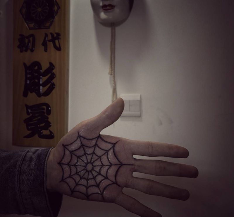 蜘蛛网纹身图片_手臂手部Old School纹身图案