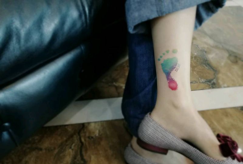 七彩脚印纹身图片_腿部欧美传统清新国画原创彩色成品纹身图案