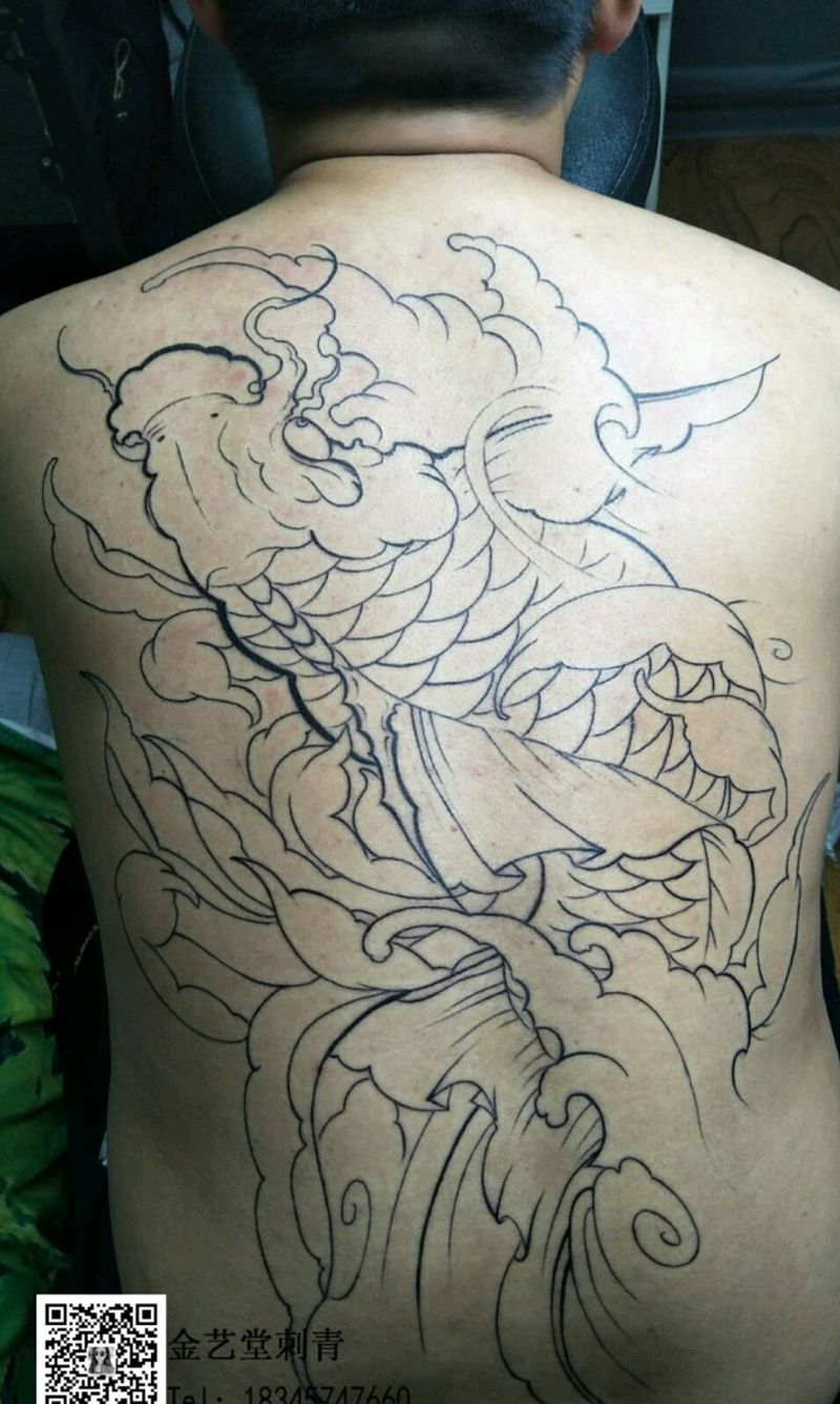 鲤鱼满背割线纹身图片_背部新传统纹身图案