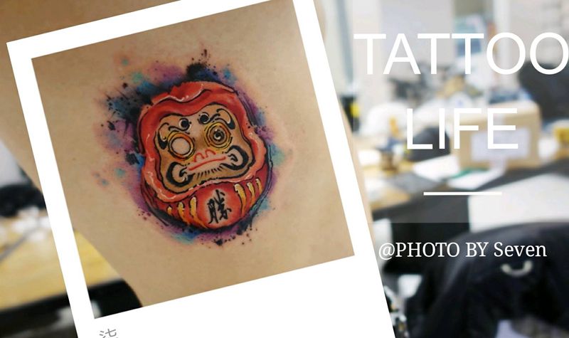 达摩蛋纹身图片_腰部水墨水彩达摩彩色腰侧纹身图案