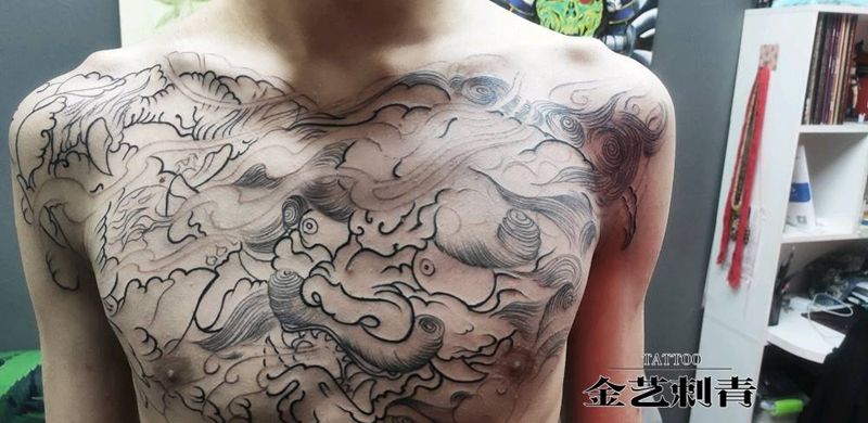 新传统花胸唐狮子线条纹身图片_胸部新传统纹身图案