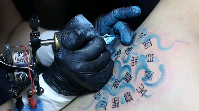 周易纹身图片_背部传统国画字符原创彩色纹身图案