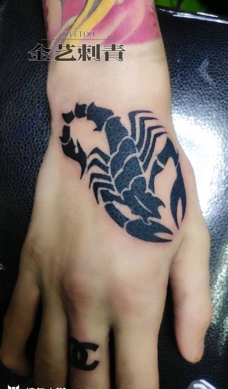 手部蝎子图腾纹身图片_手部纹身图案