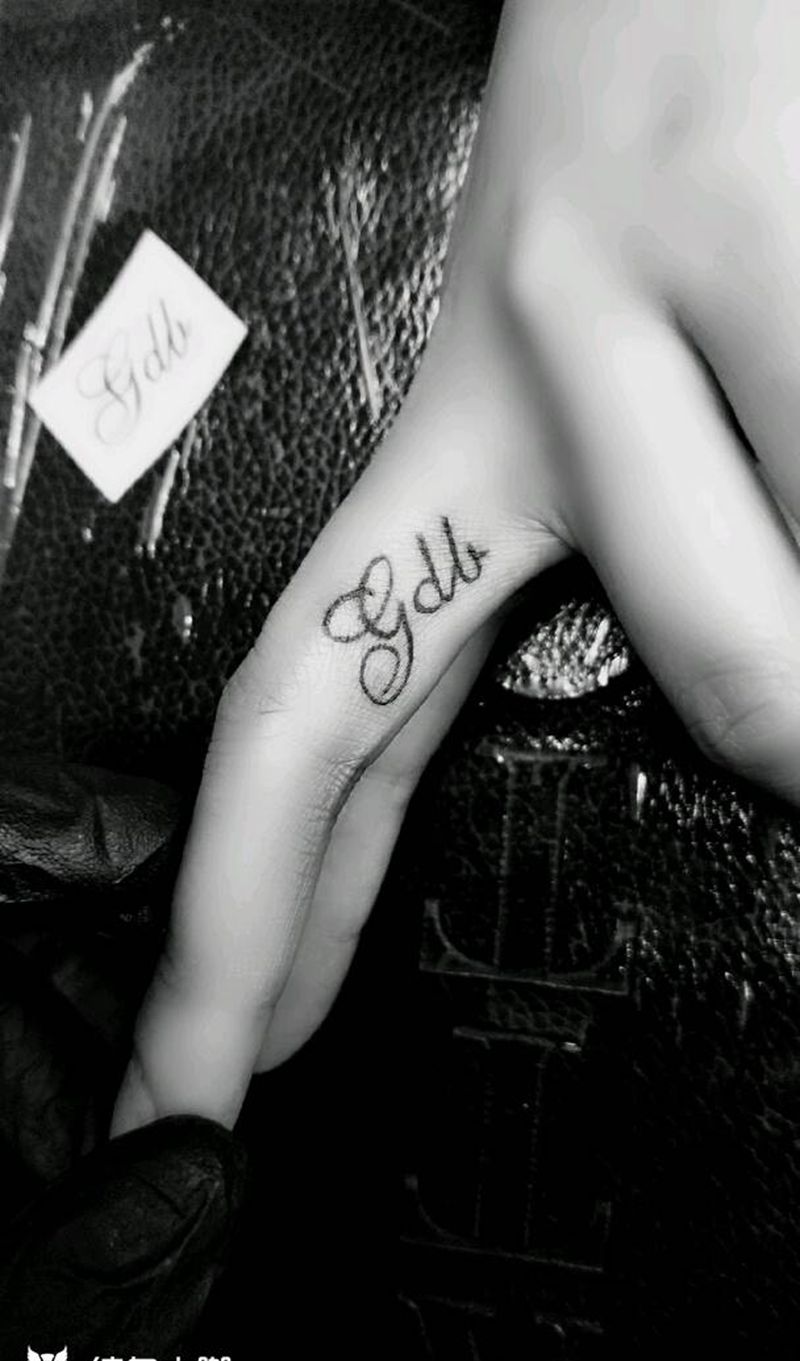 字母纹身图片_手部纹身图案