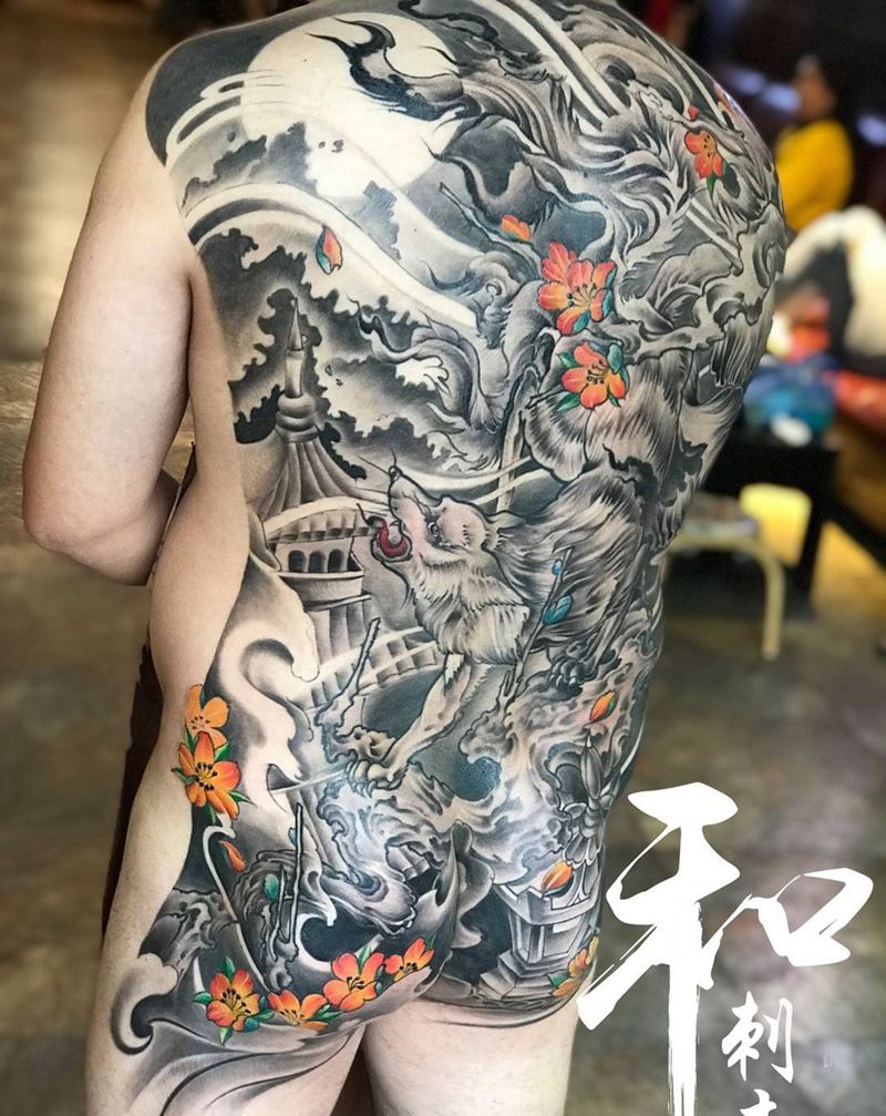 满背九尾狐纹身图片