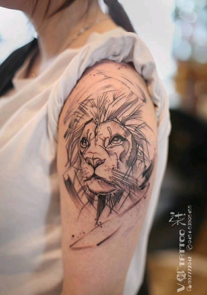 未完成彩色大狮子纹身图片_肩部手臂欧美传统清新国画几何动物彩色纹身图案