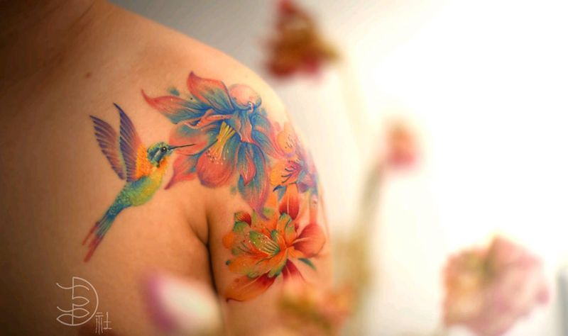 彩色花鸟纹身图片_手臂水彩水墨花蜂鸟纹身图案