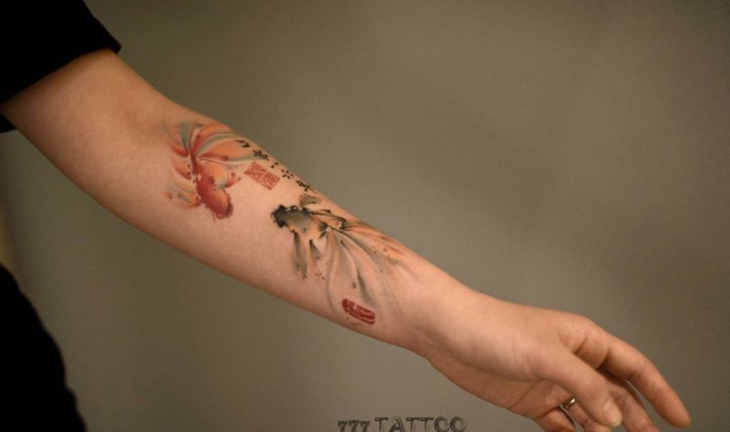 恢复后的水墨鱼纹身图片_手臂水墨金鱼鱼彩色纹身图案