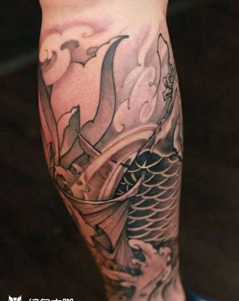 鱼纹身图片_新传统黑灰鱼荷纹身图案