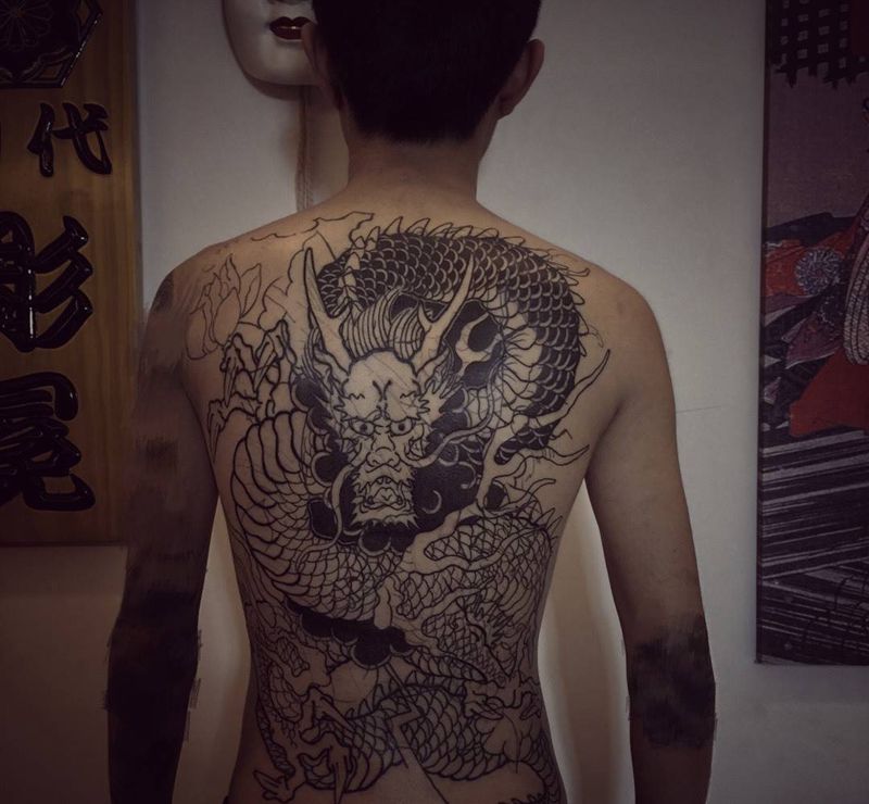 龍纹身图片_背部臀部纹身图案