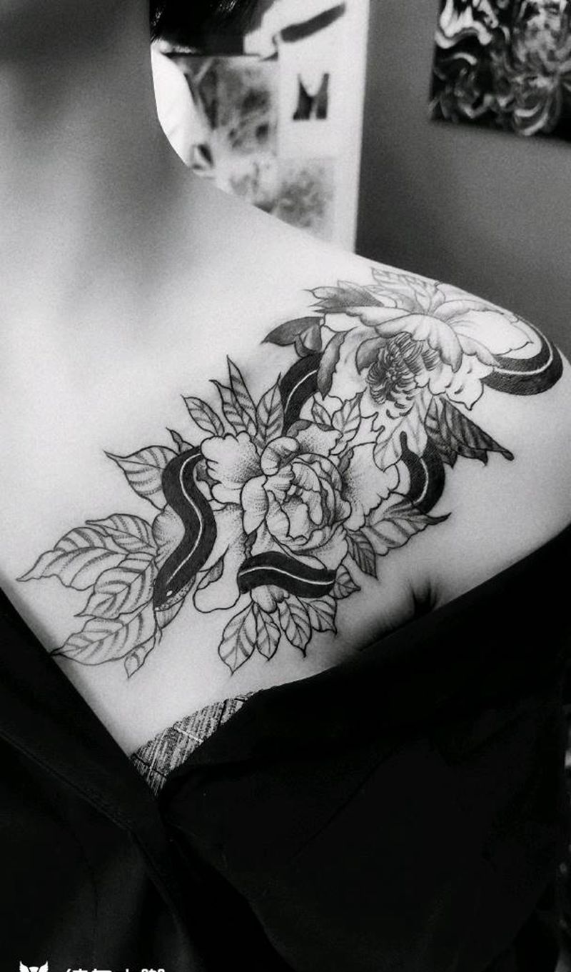 素花+蛇。纹身图片_胸部纹身图案