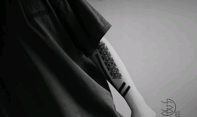 图腾未完纹身图片_手臂图腾几何小臂力量纹身图案