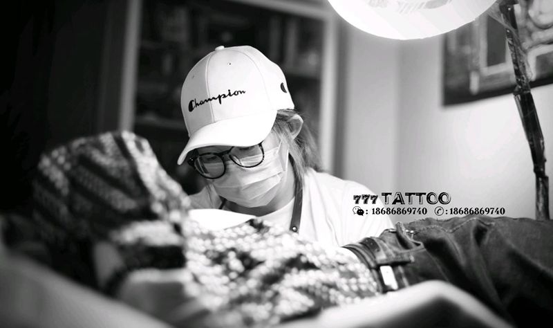 努力工作的我纹身图片_手臂腹部新传统水墨彩色黑白淡彩纹身图案