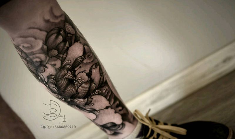 荷纹身图片_腿部新传统欧美写实荷象神纹身图案