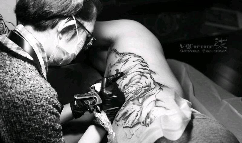 认真做事纹身图片_腰部传统写实国画动物原创水墨纹身图案