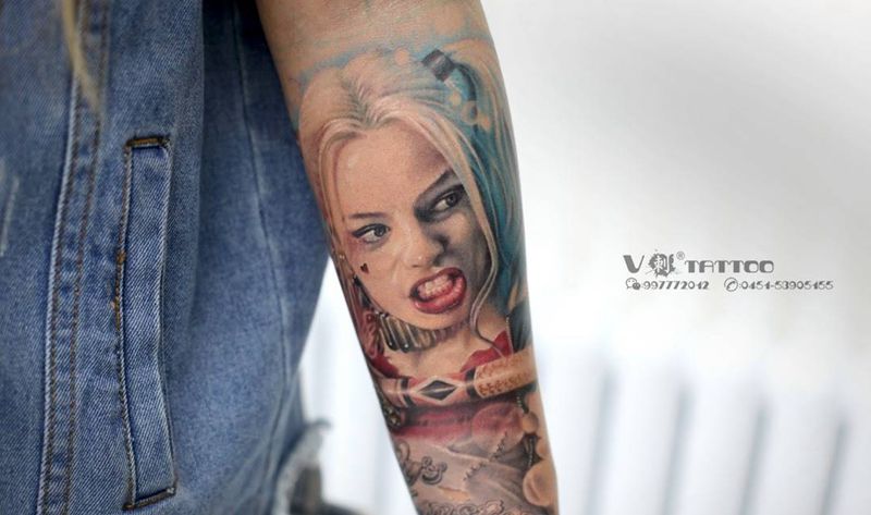 小丑女纹身图片_手臂欧美写实小丑女肖像哈尔滨纹身图案