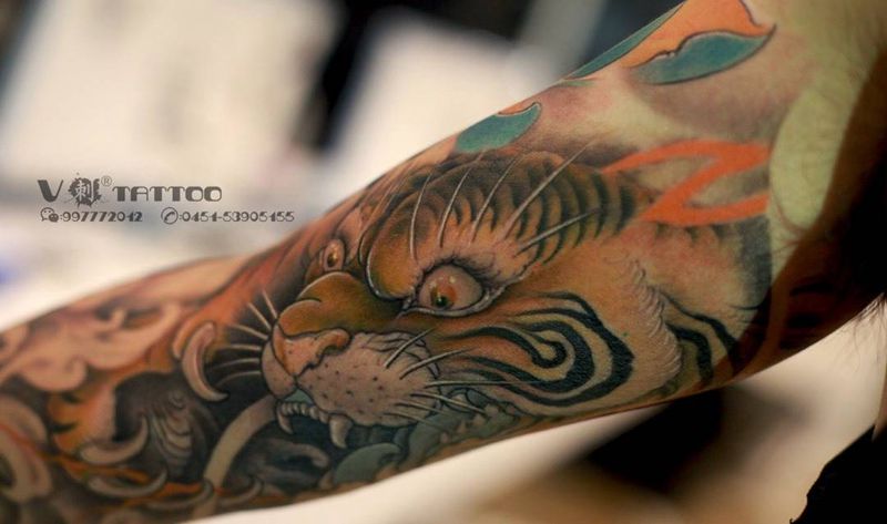 我只是一种颜色…纹身图片_成品手臂阿V作品哈尔滨V刺老虎花传统花臂纹身图案