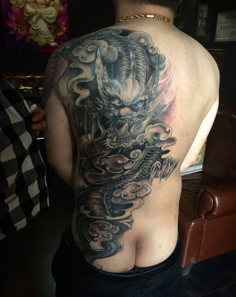 半背龙纹身图片