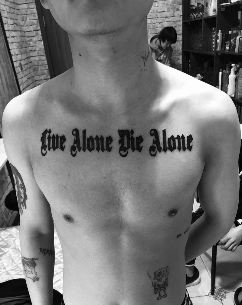 前胸字母纹身图片_胸部纹身图案