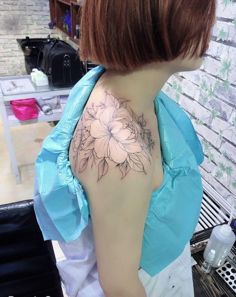 素花纹身图片_肩部新传统纹身图案