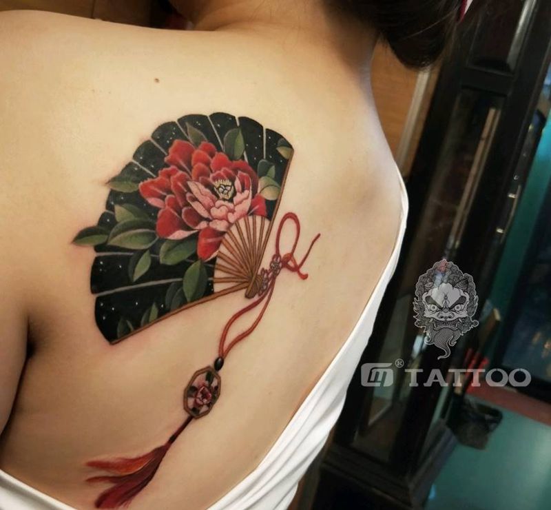 折扇牡丹纹身图片_背部纹身图案