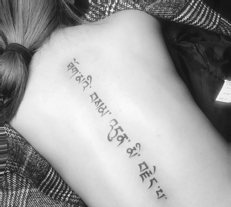 梵文纹身图片_成品肩部颈部字符宗教纹身图案