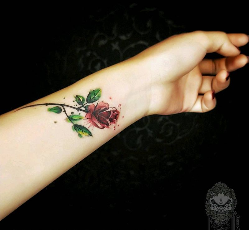 玫瑰纹身图片_手臂水彩纹身图案