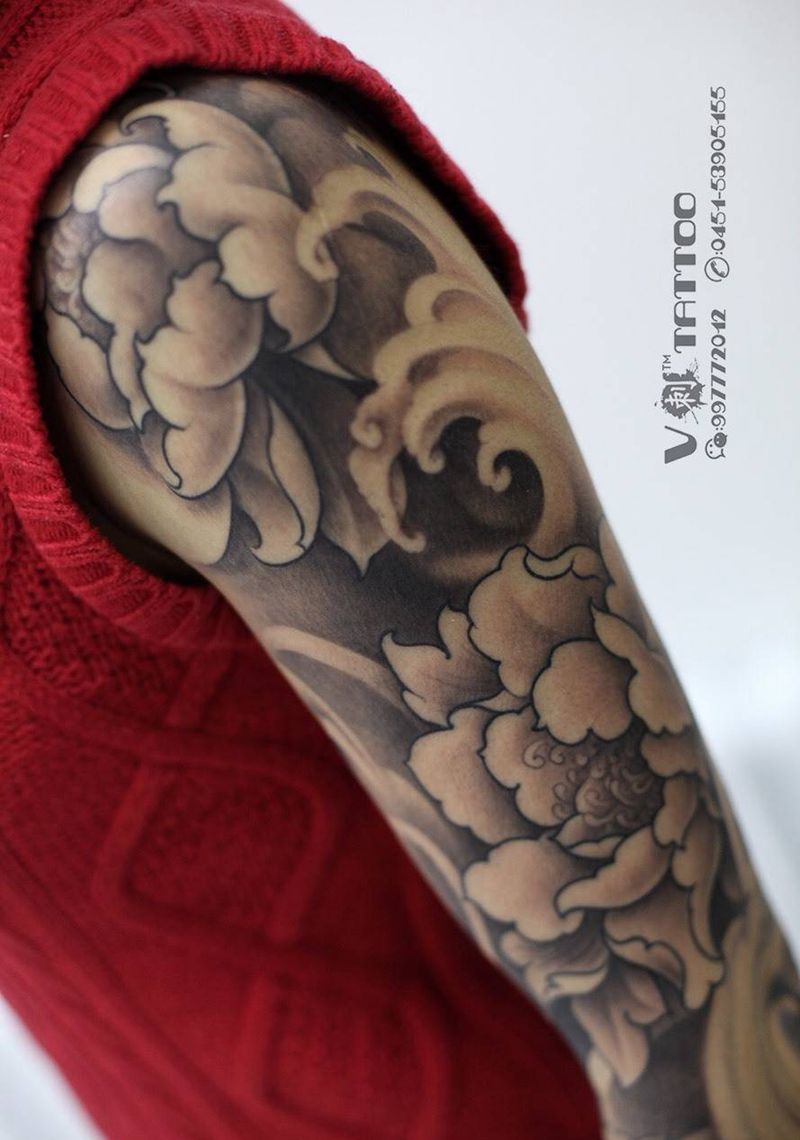 流经岁月的那条河，在翻腾的浪花里唱着小调纹身图片_成品传统国画原创哈尔滨哈尔滨V刺阿V花臂水浪牡丹花纹身图案