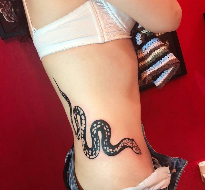 蛇纹身图片_腰部几何蛇纹身图案