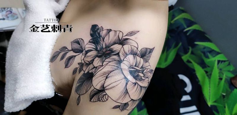 素花锁骨覆盖纹身图片_肩部纹身图案